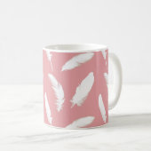 Weiße Federn auf Muschel Rosa Kaffeetasse (VorderseiteRechts)