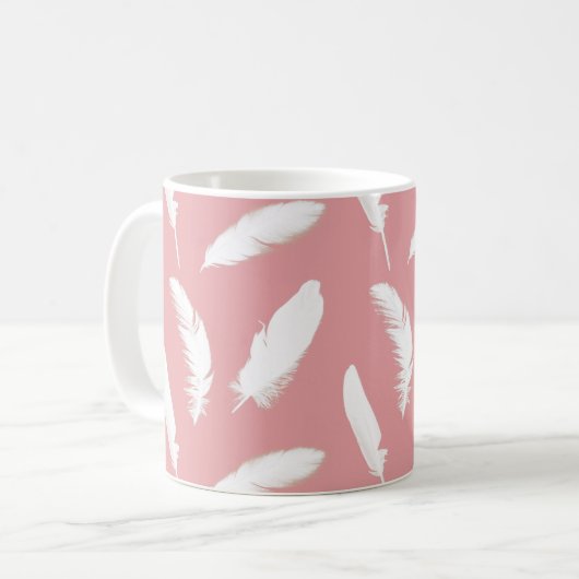 Weiße Federn auf Muschel Rosa Kaffeetasse (Vorderseite Links)