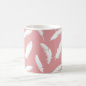 Weiße Federn auf Muschel Rosa Kaffeetasse (Mittel)