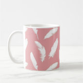 Weiße Federn auf Muschel Rosa Kaffeetasse (Links)