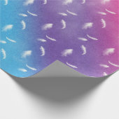 Weiße Federn auf Regenbogen Geschenkpapier (Ecke)
