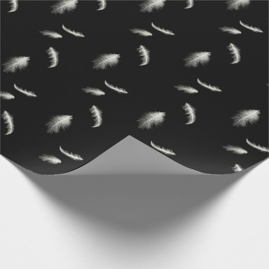 Weiße Federn auf schwarz Geschenkpapier (Ecke)
