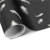 Weiße Federn auf schwarz Geschenkpapier (Rolleneckpunkt)