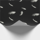 Weiße Federn zum schwarzen Umschlagpapier Geschenkpapier (Ecke)