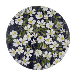 Weiße Feldblumen: Vintage-Muster. Schneidebrett