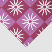 Weiße Fenstertür auf roten und rosafarbenen Karton Seidenpapier (Detail)