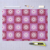 Weiße Fenstertür auf roten und rosafarbenen Karton Seidenpapier (Handwerk)