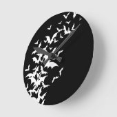Weiße Fledermäuse in Schwarz Runde Wanduhr (Winkel)