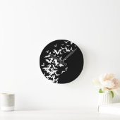 Weiße Fledermäuse in Schwarz Runde Wanduhr (Zuhause)