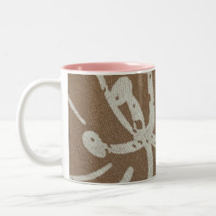Weiße Flora auf Brown Zweifarbige Tasse