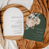 Weiße Flora | Dunkelgrün in einem Hochzeitsbogen Einladung