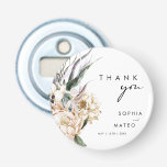 Weiße Flora | Gastgeschenk Hochzeit Button Flasche Flaschenöffner<br><div class="desc">Wir entwarfen diese weiße Blume | Gastgeschenk Hochzeit Taste Flaschenöffner, um Ihre rustikale dunkle tropische Hochzeit zu beenden. Die böhmische Aquarellanlage mit ihren modernen böhmischen Blume, wie Protea, Dahlia und getrockneter Lotus, ist ein Set für das modisch-minimalistische Grün und Weiß. Ändern Sie den Text und fügen Sie ein Foto, um...</div>