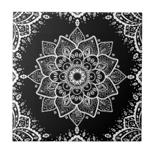 Weiße florale Mandala und weißer Rahmen auf Schwar Fliese