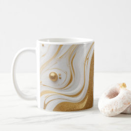 Weiße Flüssigkeit mit Tropfen und goldenem Glitzer Kaffeetasse