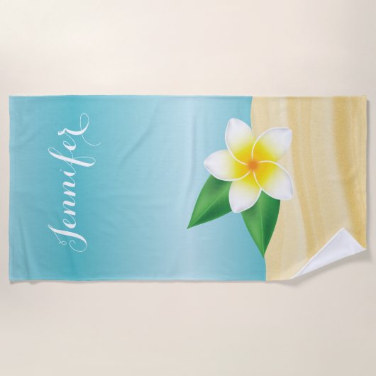 Weiße Frangipani-Blume auf Sand mit Individuelle N Strandtuch (Vorderseite)