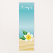 Weiße Frangipani-Blume mit personalisierbarem Name Yogamatte (Vorderseite)