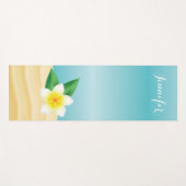Weiße Frangipani-Blume mit personalisierbarem Name Yogamatte (Vorderseite (Horizontal))