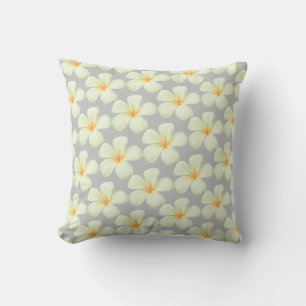 Weiße Frangipani-Plumerienblüten auf silbergrau Kissen
