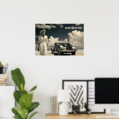 Weiße Frau geht am Strand von Miami Poster (Heimbüro)