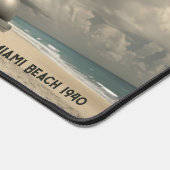 Weiße Frau geht am Strand von Miami Schreibtischunterlage (Ecke)