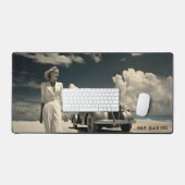 Weiße Frau geht am Strand von Miami Schreibtischunterlage (Tastatur & Maus)