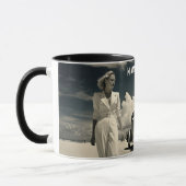 Weiße Frau geht am Strand von Miami Tasse (Links)