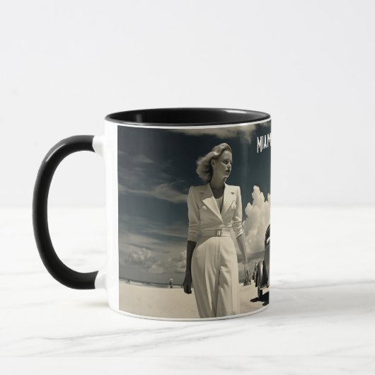 Weiße Frau geht am Strand von Miami Tasse (Links)
