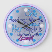 Weiße Frau im Winter Große Wanduhr (Vorderseite)