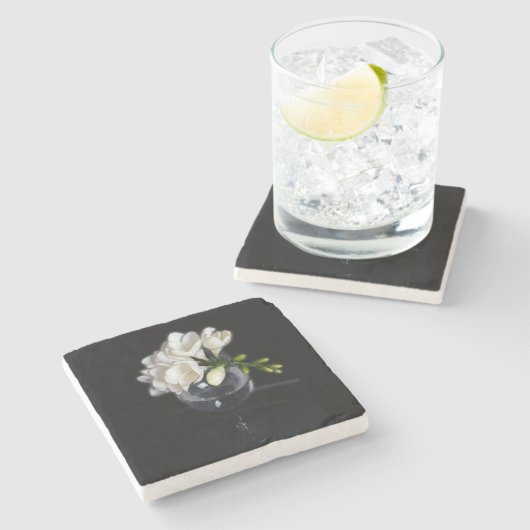 weiße Freesie in einem Glas Steinuntersetzer (Seitenansicht)