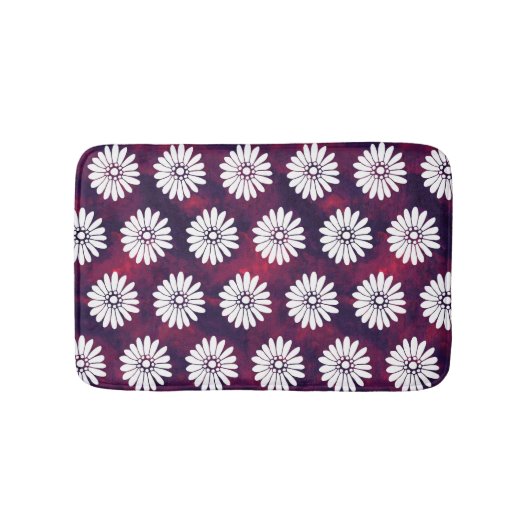 Weiße Gänseblümchen auf rauchigem Burgunder u. Badematte (Vorderseite)