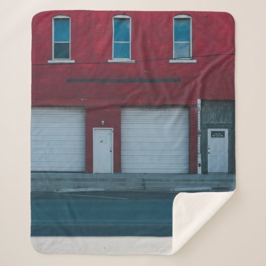 WEISSE GARAGE TÜREN SCHLIESSEN IM TAG SHERPADECKE (Vorderseite)