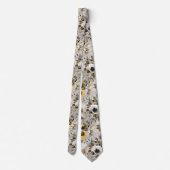 Weiße, gelbe Anemone auf graubraunem Hintergrund. Krawatte (Rückseite)