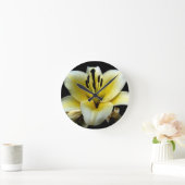 Weiße gelbe Blossom auf schwarzem Hintergrund Blüt Runde Wanduhr (Zuhause)