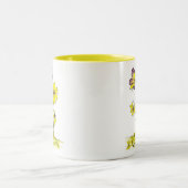 Weiße gelbe Blumen mit Schmetterling Zweifarbige Tasse (Mittel)