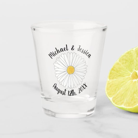 Weiße gelbe Gänseblümchen-Blumen-Gartenparty Schnapsglas (Vorderseite)