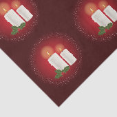Weiße, gemütliche Weihnachtskerzen auf Rot mit Hol Seidenpapier (Ausschnitt)