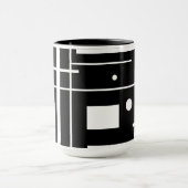 Weiße geometrische Formen auf der schwarzen Tasse (Zentrum)