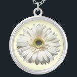 Weiße Gerbera-Gänseblümchen-Halskette Versilberte Kette<br><div class="desc">Eine Halskette,  die ein nahes hohes Bild eines Gerberagänseblümchens kennzeichnet.</div>