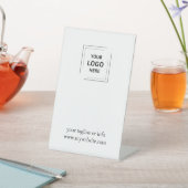 Weiße Geschäftspodium-Tischschild mit Logo Sockelschild (In SItu)