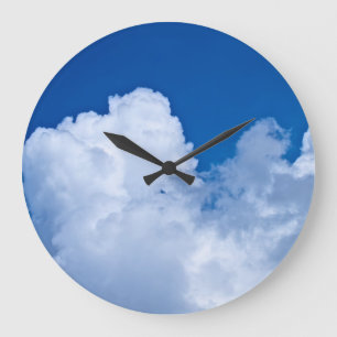 Weiße geschwollene Wolken im blauen Himmel Große Wanduhr