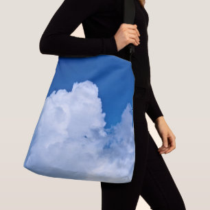 Weiße geschwollene Wolken im blauen Himmel Tragetaschen Mit Langen Trägern