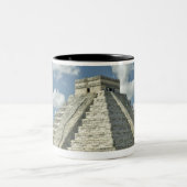 Weiße geschwollene Wolken über der Mayapyramide Zweifarbige Tasse (Mittel)