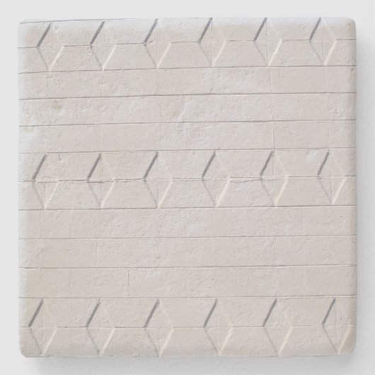 Weiße, gestrichene Mauer, quadratischer Untersetze Steinuntersetzer (Vorderseite)