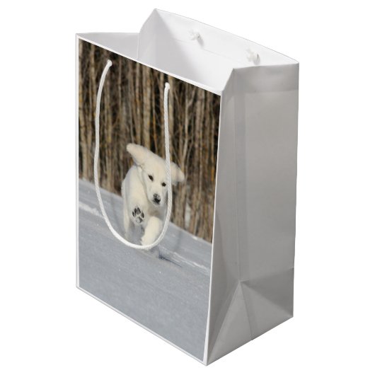 Weiße, goldene Retriever Welpe im Schnee Mittlere Geschenktüte (Rückseite Schrägansicht)