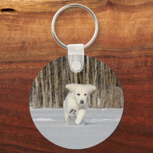 Weiße, goldene Retriever Welpe im Schnee Schlüsselanhänger (Vorderseite)