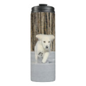 Weiße, goldene Retriever Welpe im Schnee Thermosbecher (Vorderseite)