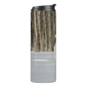 Weiße, goldene Retriever Welpe im Schnee Thermosbecher (Nach links gedreht)