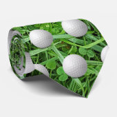 Weiße Golfbälle auf grünem Gras Krawatte (Gerollt)