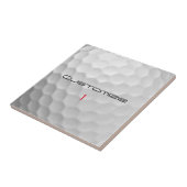 Weiße golfkugel mit strukturierter oberfläche und fliese (Seite)
