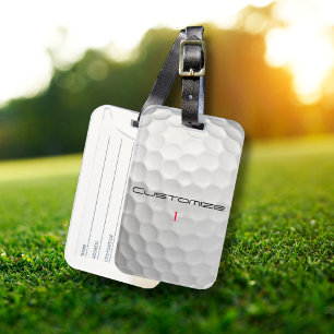 Weiße golfkugel mit strukturierter oberfläche und  gepäckanhänger